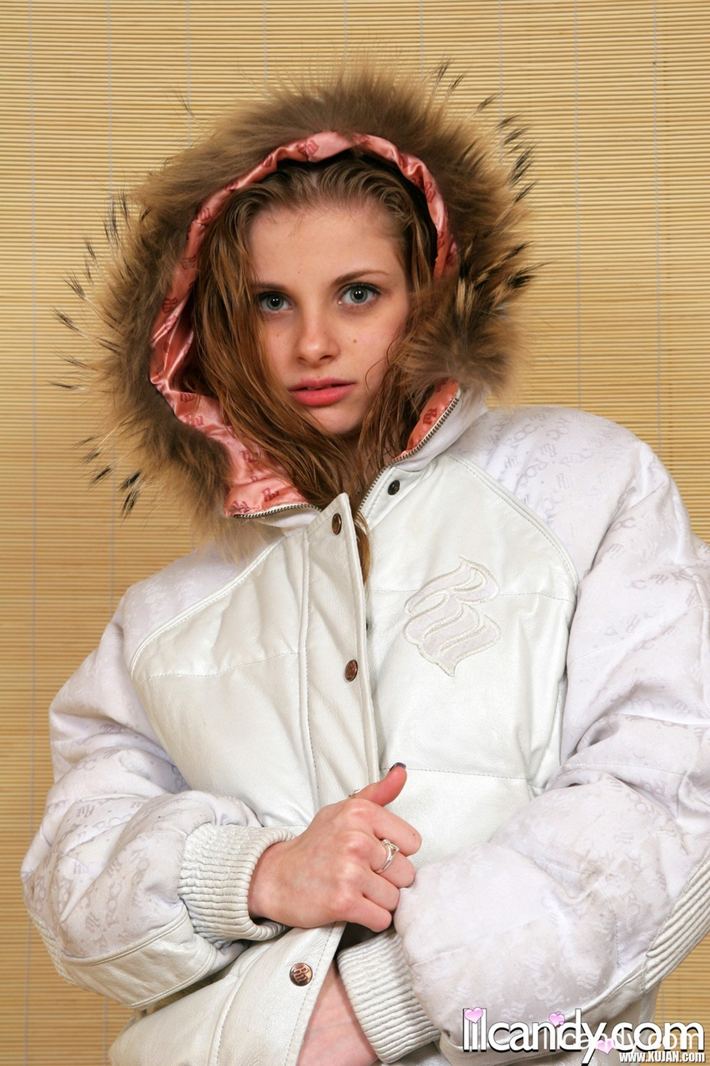 Lil Candy strips out of her winter coat to show off her petite body - Photo #3234102