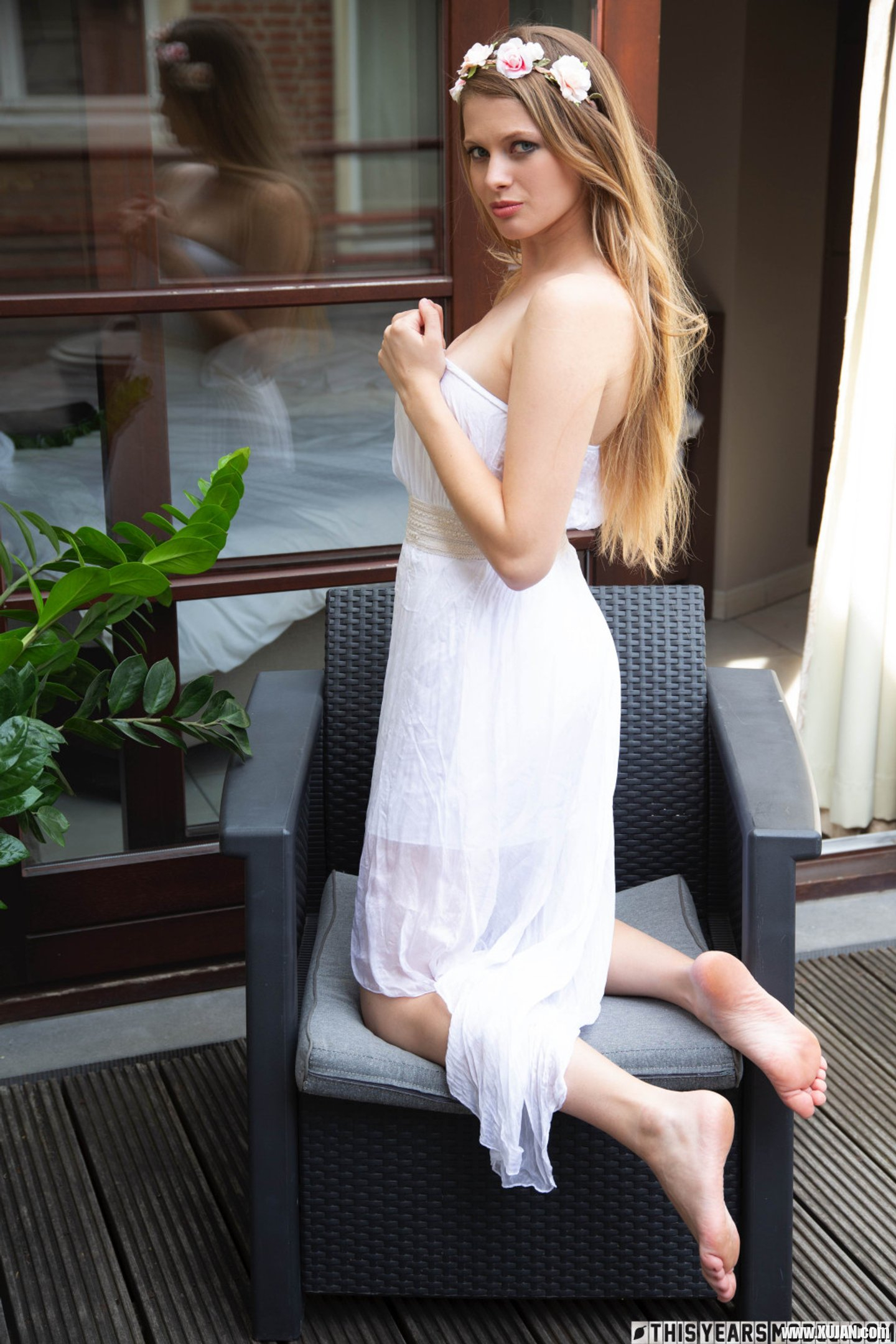Sophie Sparks strips and spreads tight young twat - Photo #3243096