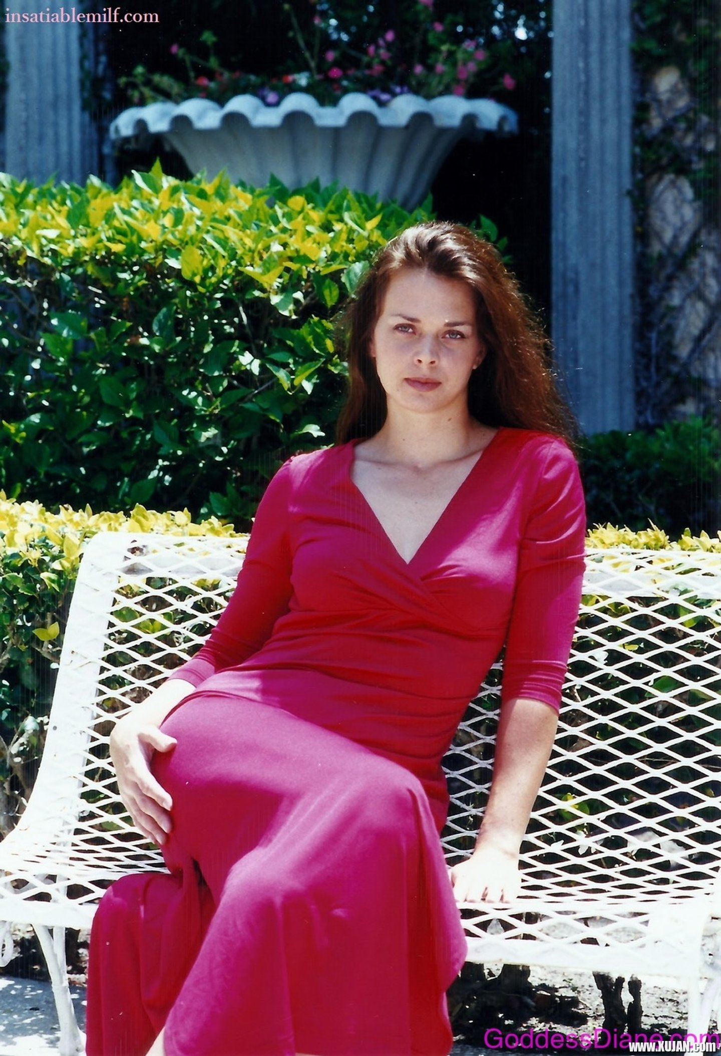 Sexy chick Diane Andrews showing her nice figure outdoors - Photo #3250148