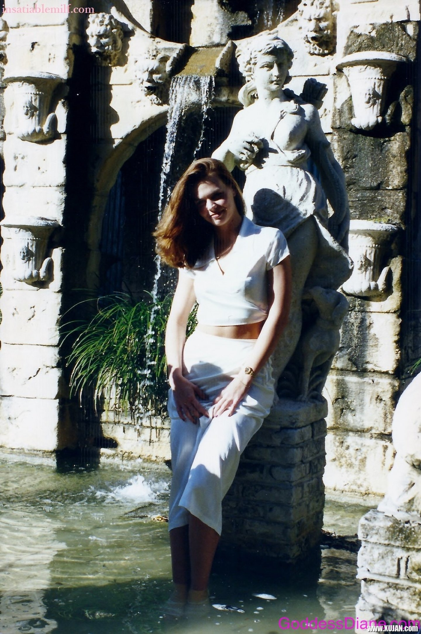 Sexy chick Diane Andrews showing her nice figure outdoors - Photo #3250151