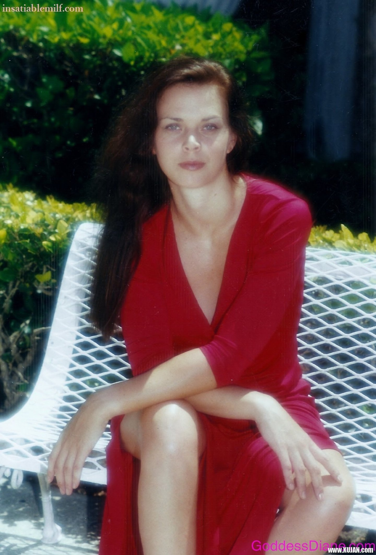 Sexy chick Diane Andrews showing her nice figure outdoors - Photo #3250152