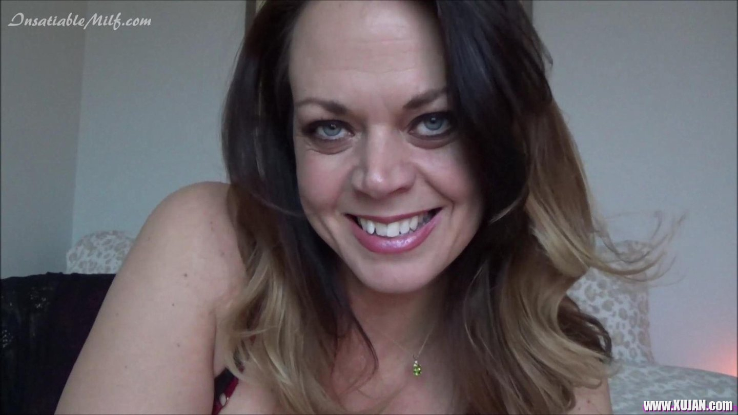 Gorgeous Diane Andrews showing her big tits in a bra - Photo #3250397