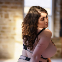 Curvaceous chick Bella Brewer exposes her great naked assets