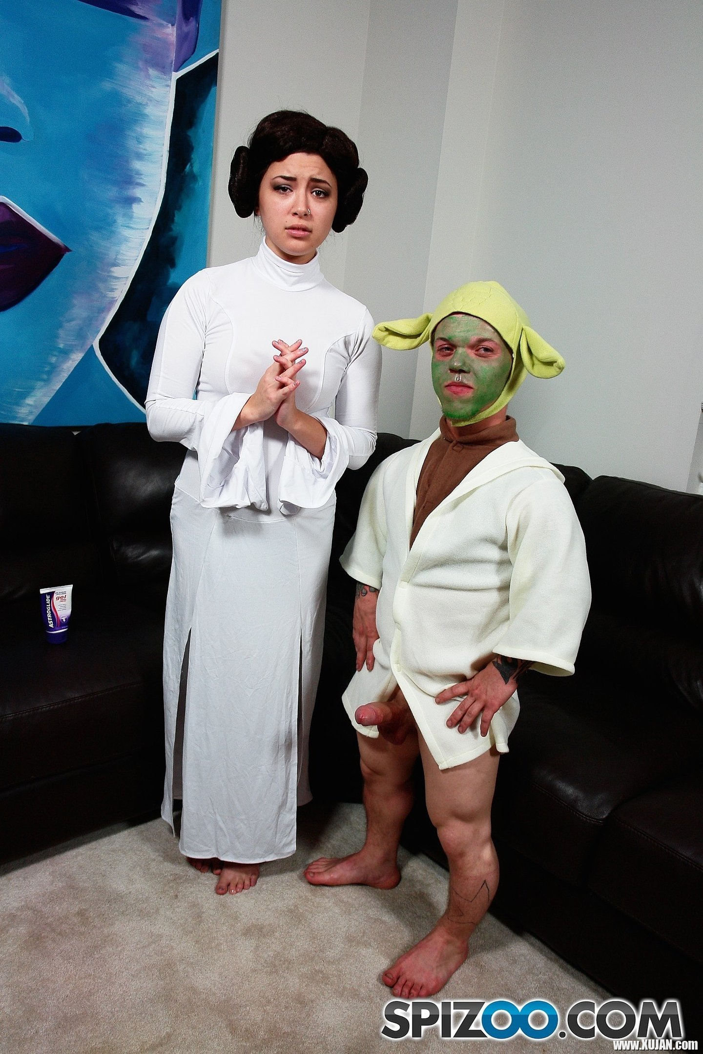 Daisy Summers gives Yoda the Midget a Footjob - Photo #3255525