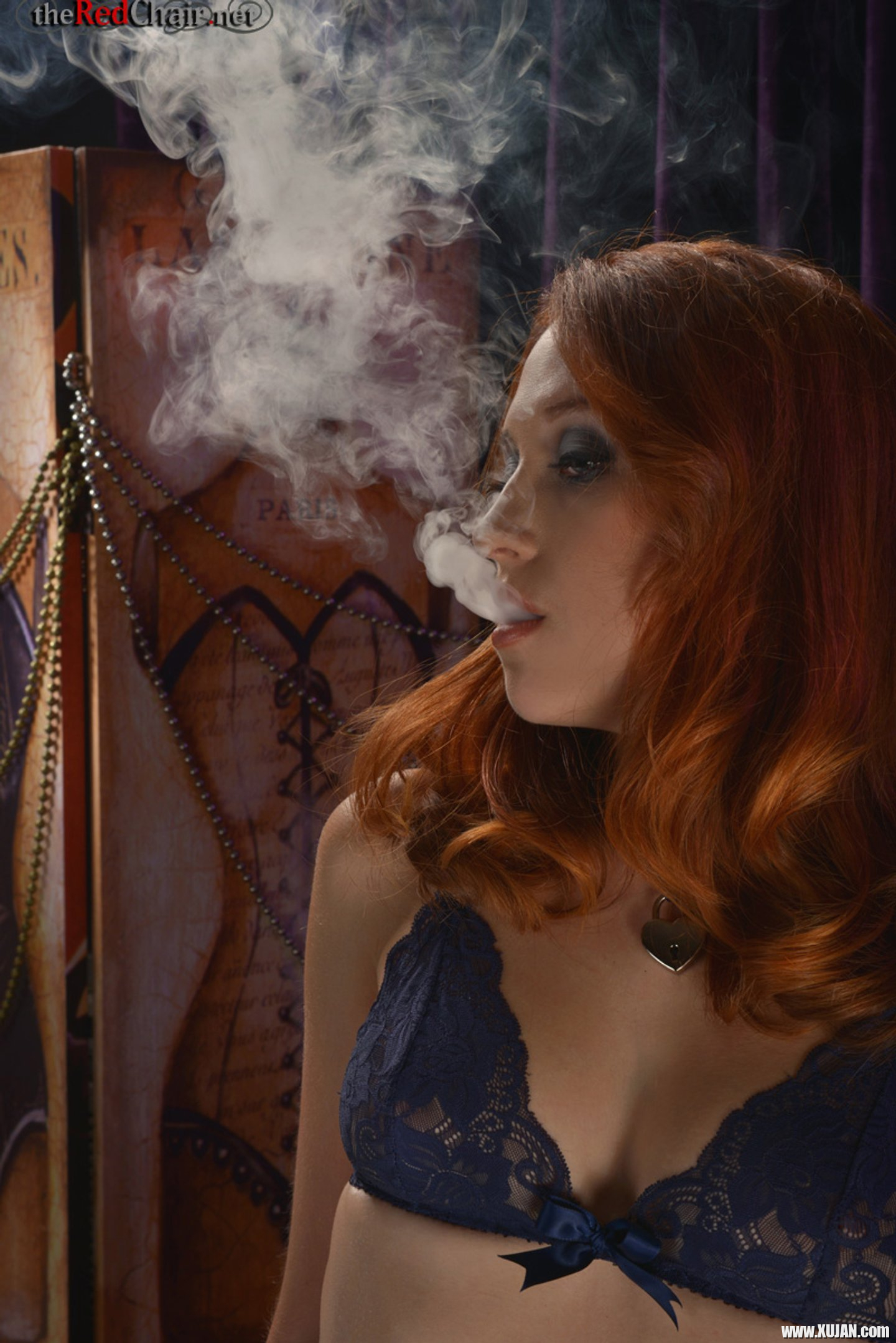 Luna Lain smoking and toying her shaved Pussy - Photo #3261051