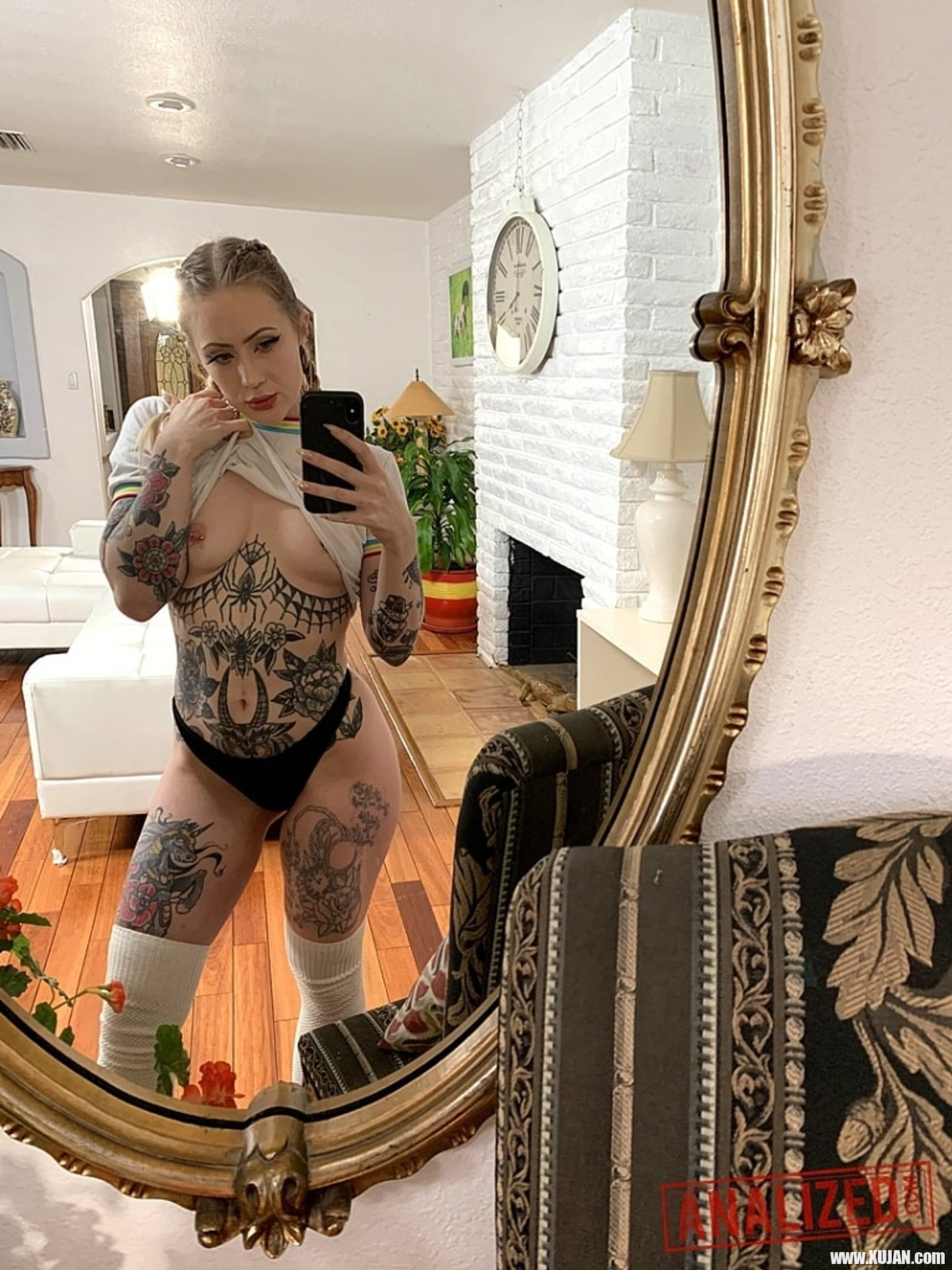 Baby Sid shows off tattooed body with big booty - Photo #3265296