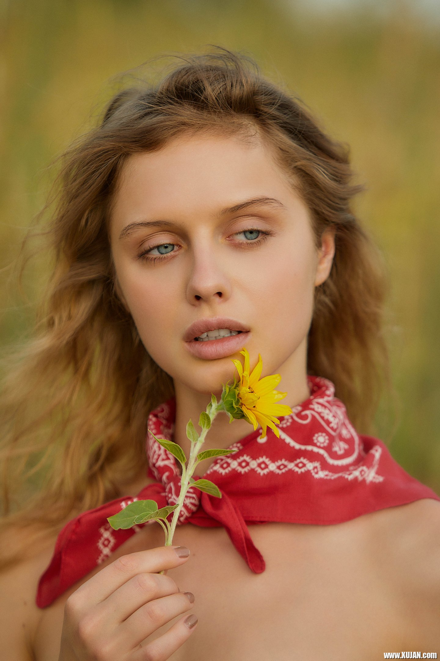 Gorgeous Amelie Lou teasing naked out in the field looking perfect - Photo #3265847