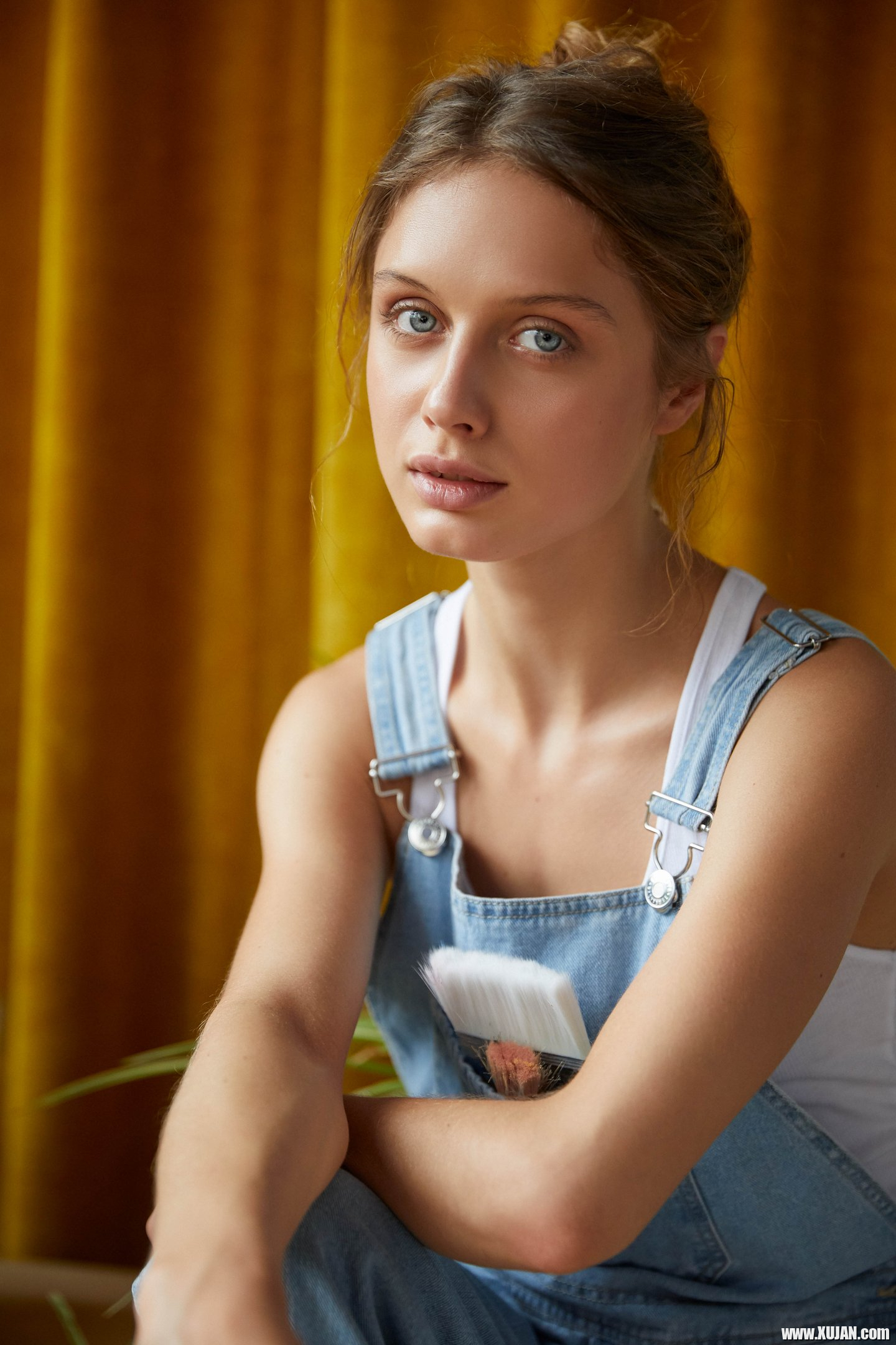 Beautiful Amelie Lou strips off her shirts during her painting session - Photo #3265918