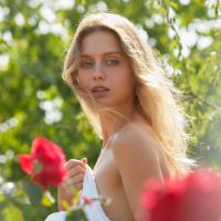 Angelic face Amelie Lou is modelling naked outside for photoshoot