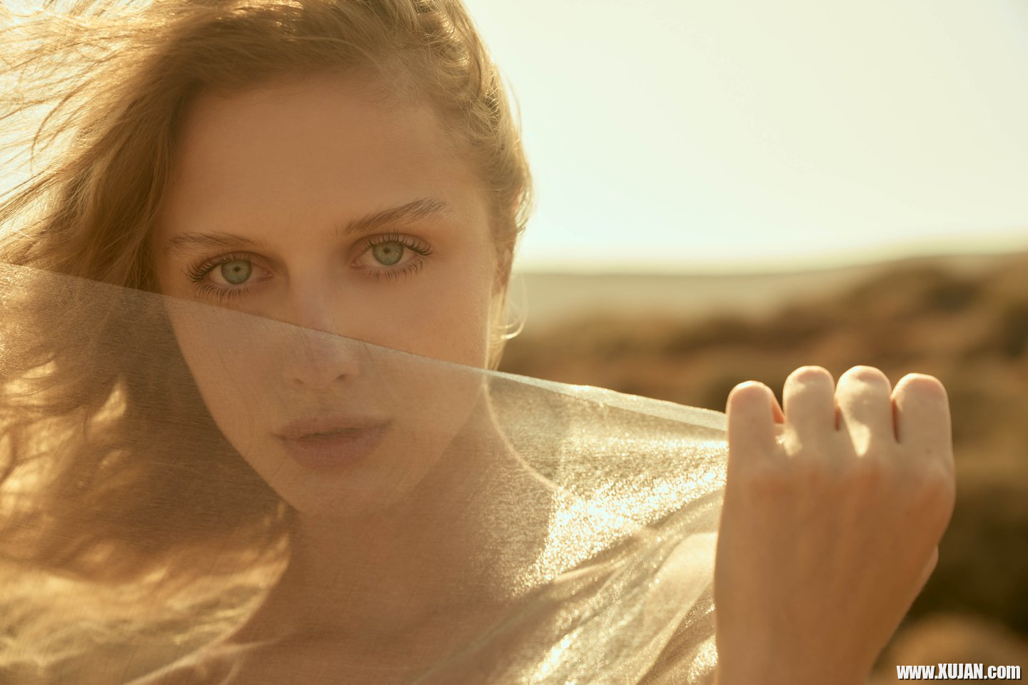 Stunning hot model Amelie Lou posing naked under the sun - Photo #3265971