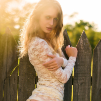 Gorgeous Amelie Lou is posing naked out in the grass field