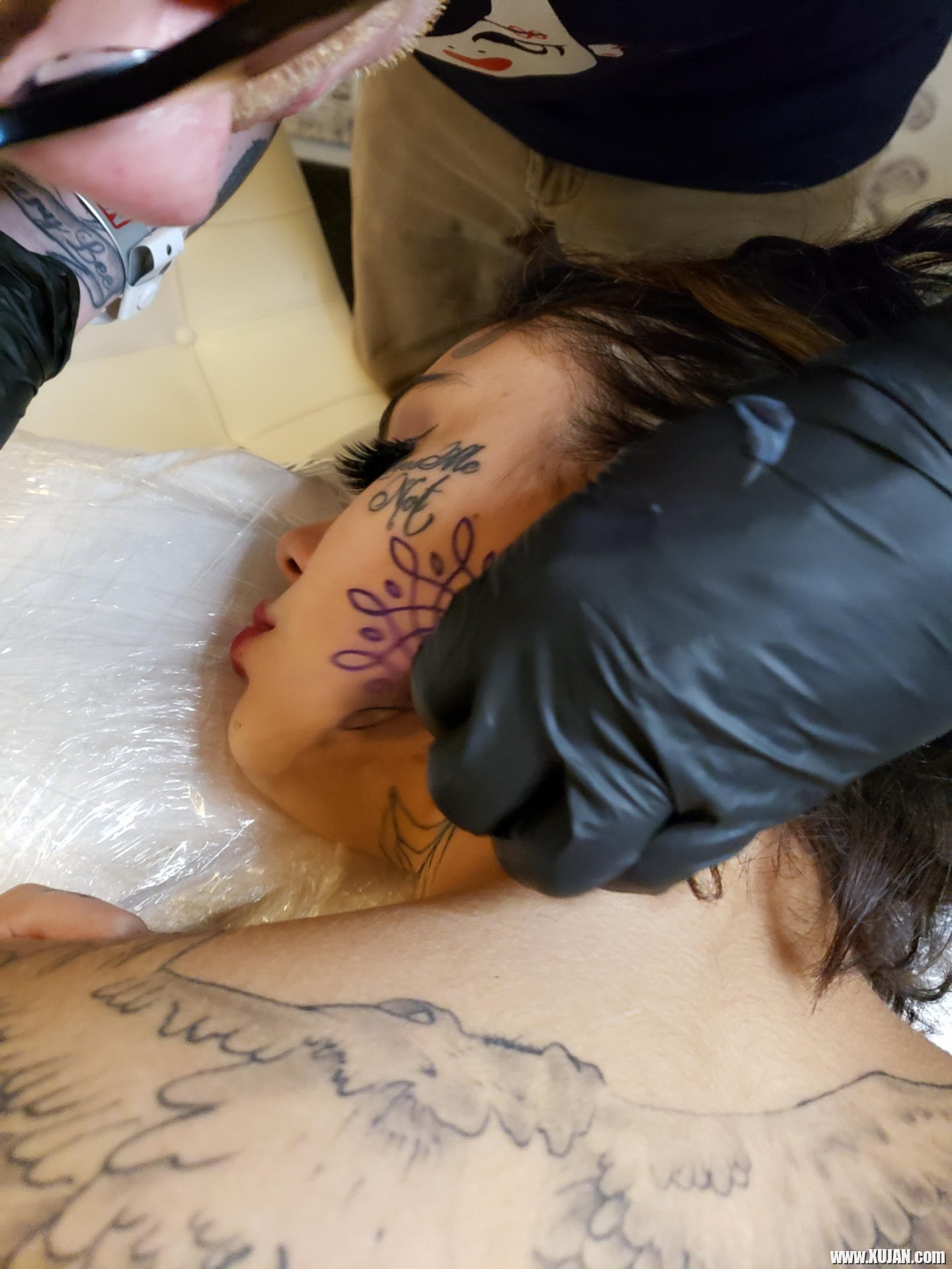 Tattooed babe Genevieve Sinn gives a hot blowjob - Photo #3266708