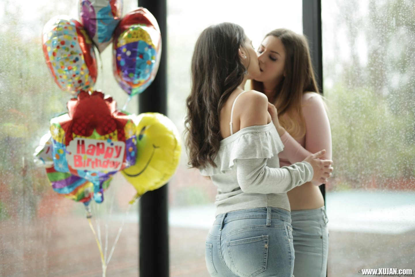 Nice lesbian pussy licking between hot models Stella Cox and Gia Paige - Photo #3273900