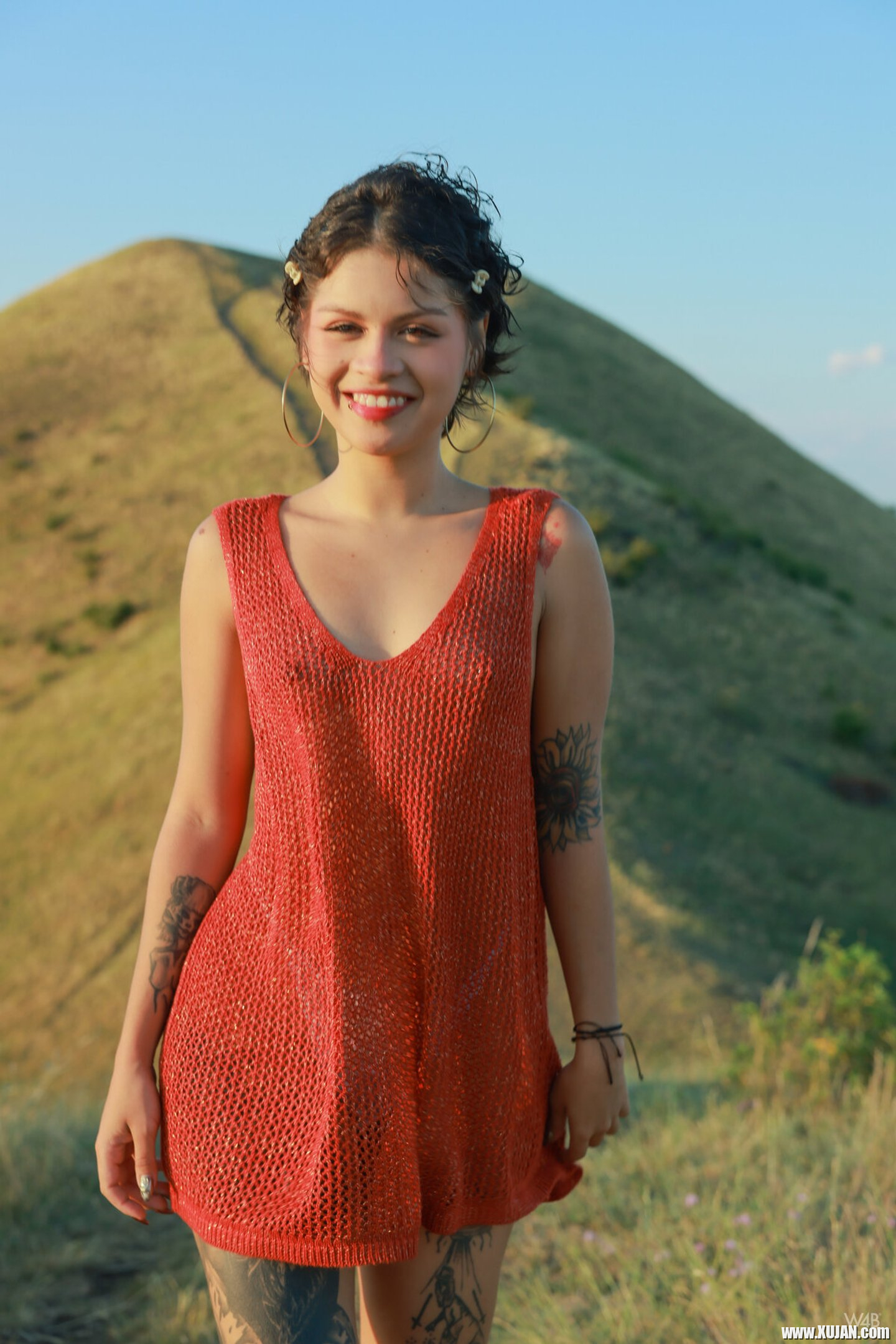 Amateur model Lilith Baph drops her red dress during a hike - Photo #3275879