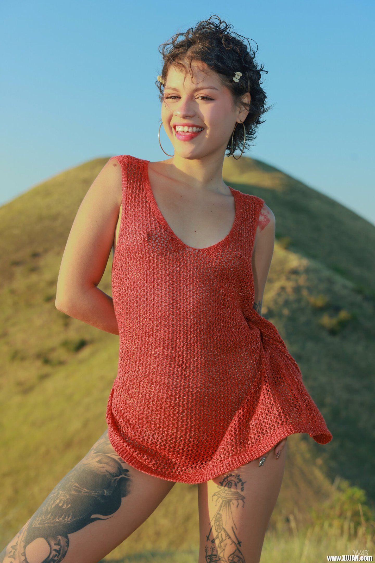 Amateur model Lilith Baph drops her red dress during a hike - Photo #3275885