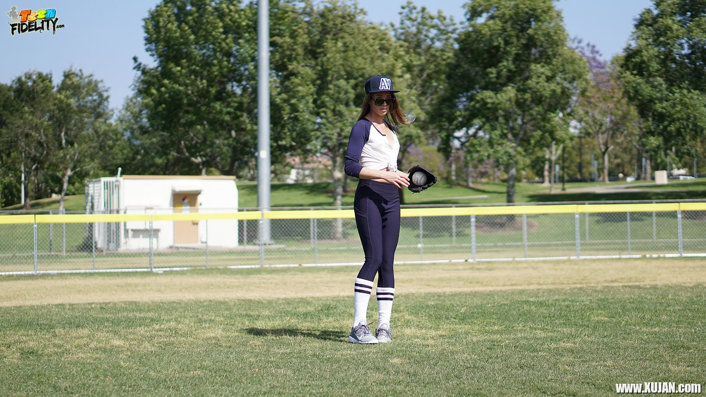 Sexy Babe Candice Ferguson scores a Home Run - Photo #3277404