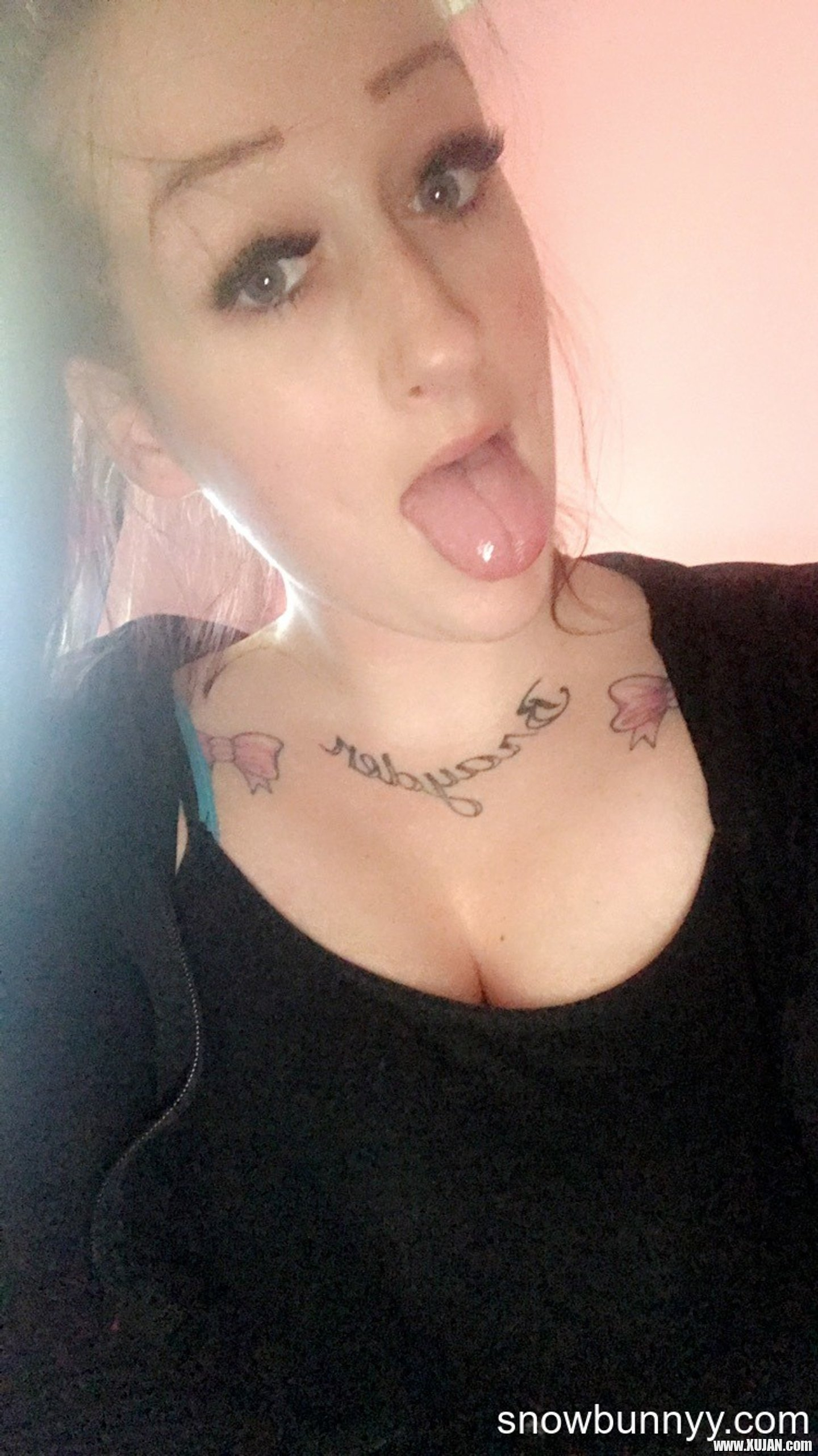 Hot SnowBunnyy loves teasing with her sexy curves - Photo #3283676