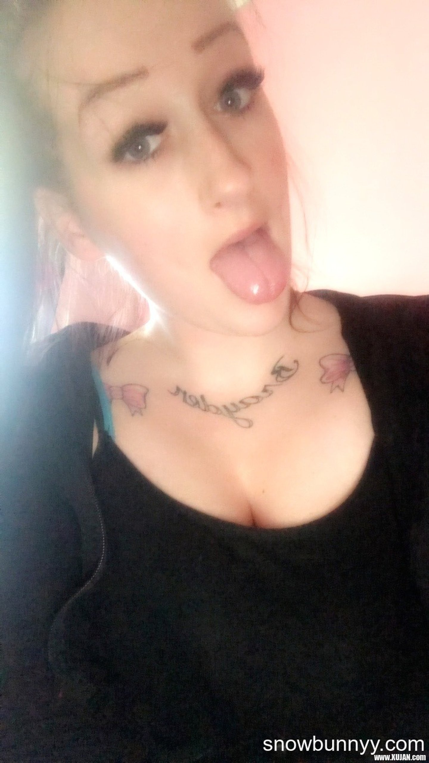 Hot SnowBunnyy loves teasing with her sexy curves - Photo #3283681