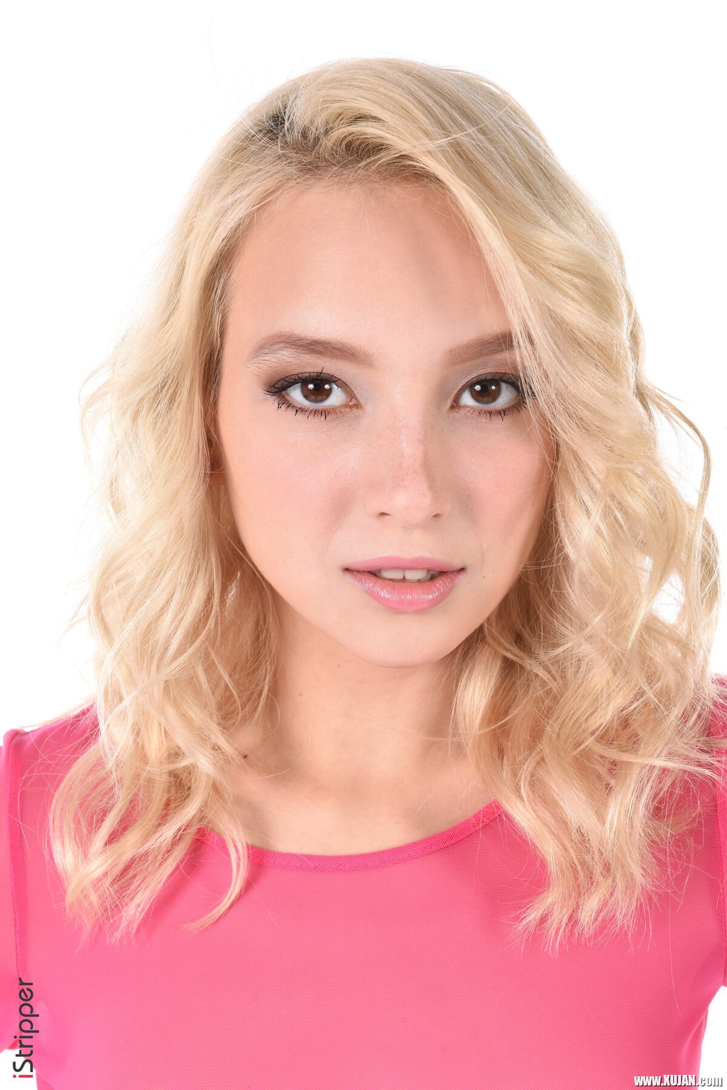 Slim blonde chick Lily Vei revealing her superb naked body - Photo #3284041