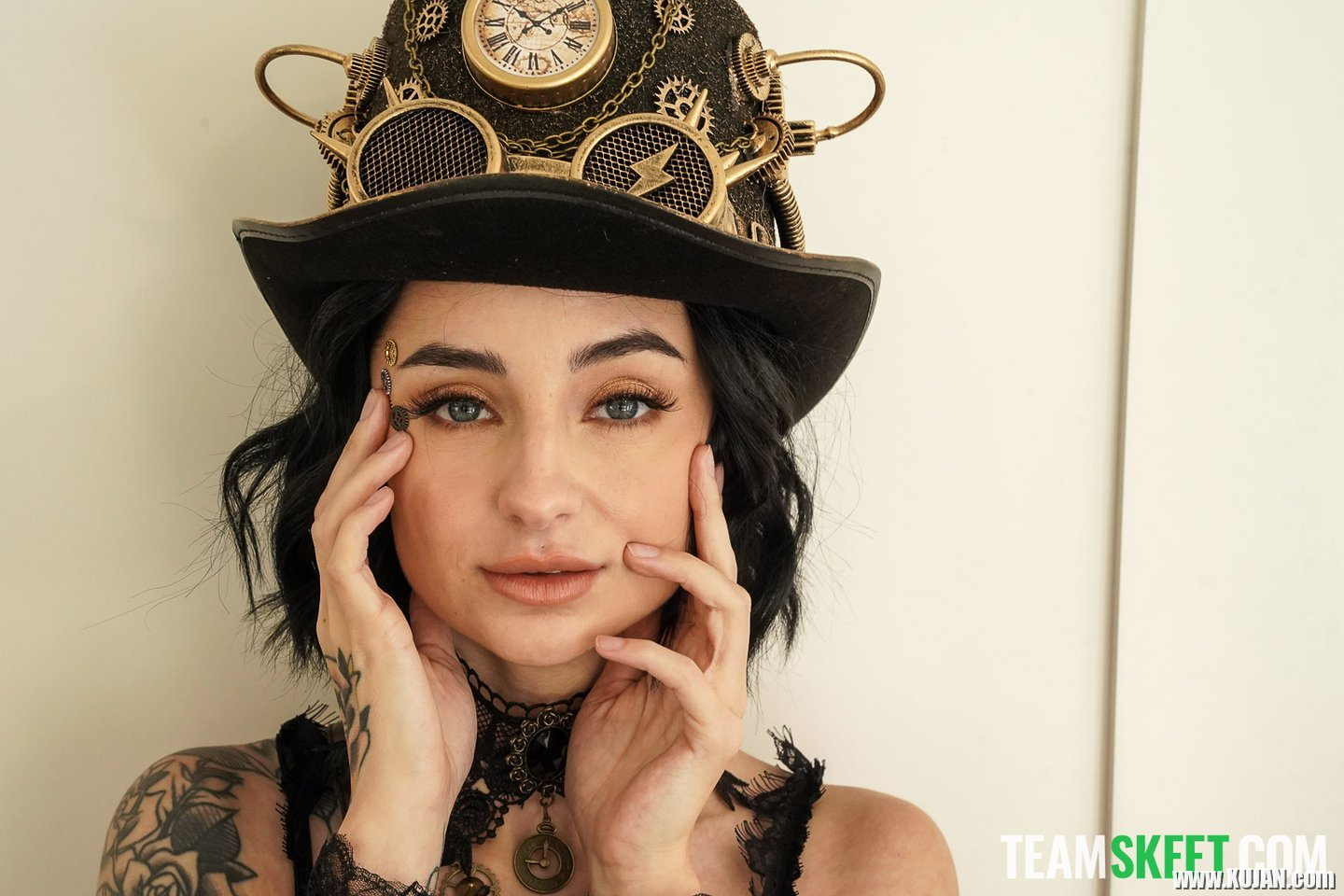 Steampunk chick Stevie Moon being surprised with a big schlong - Photo #3284209