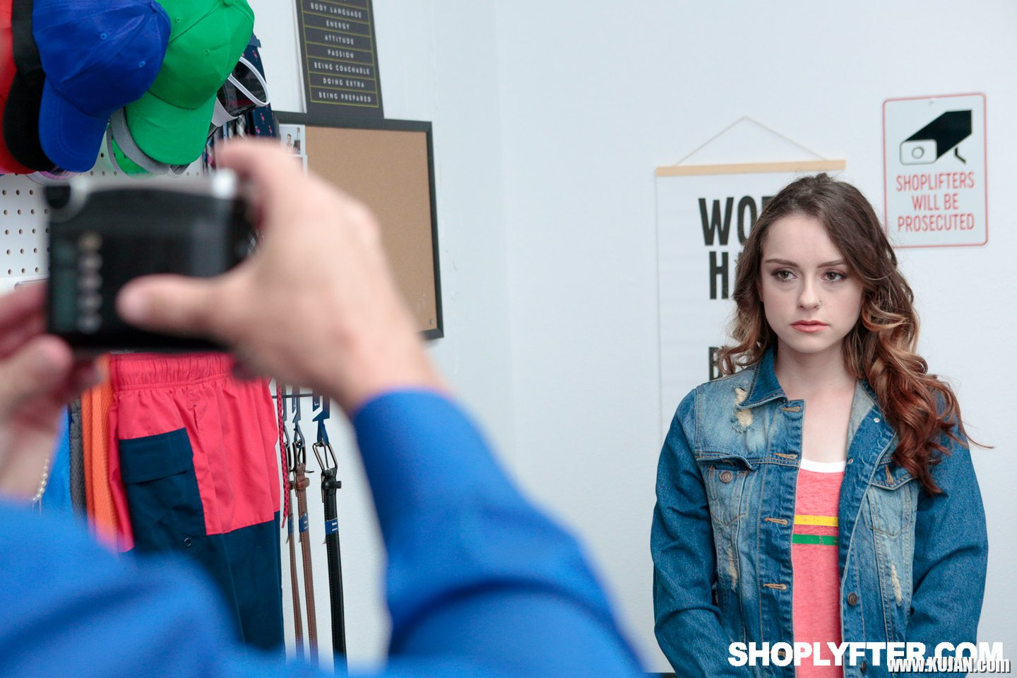 Lily Glee spreads and gets fucked by shady old Guy - Photo #3286195