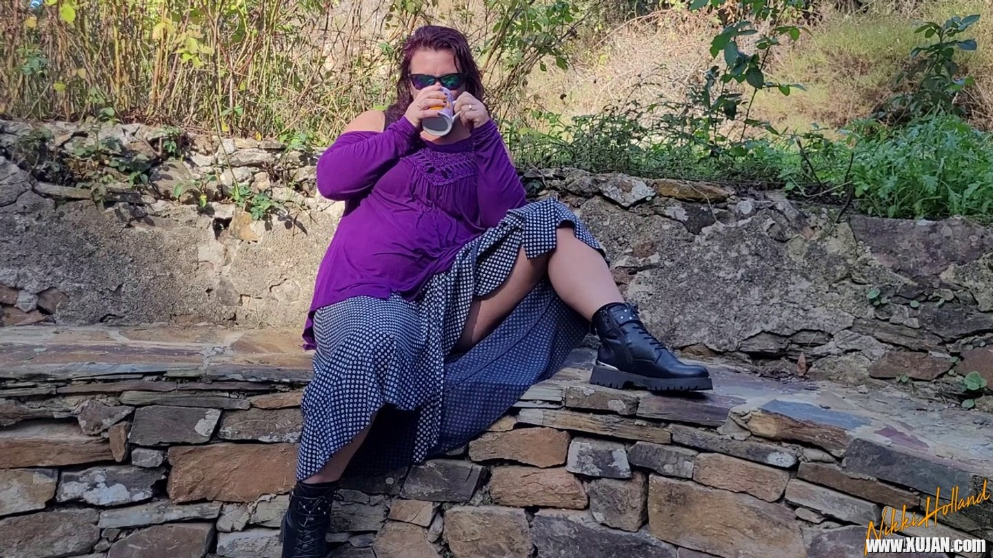 Solo BBW Nikki Holland playing with her wet pussy outdoors - Photo #3286805