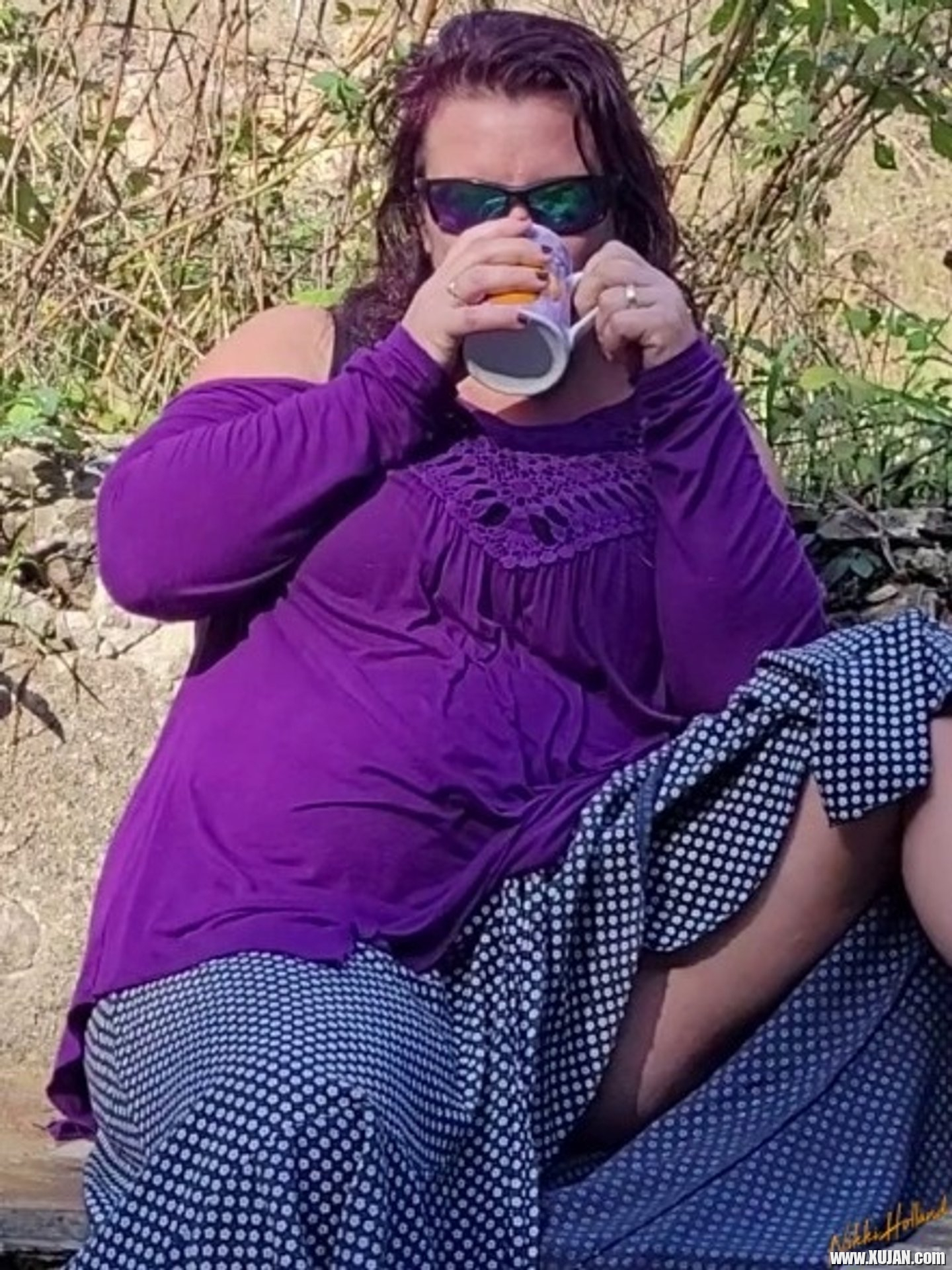Solo BBW Nikki Holland playing with her wet pussy outdoors - Photo #3286818