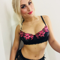Vanesa Parks poses in a rather revealing Outfit