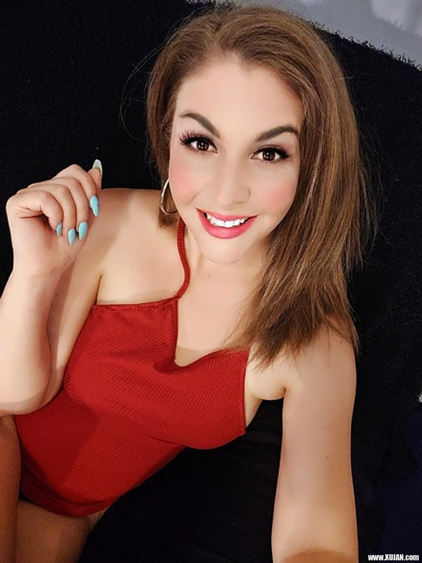 Layla Hills enjoys teasing and showing slim Figure - Photo #3298523