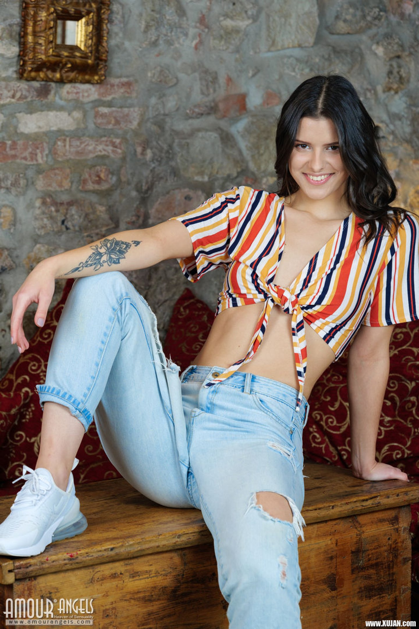 Sexy girl Viola Kat drops down her ripped jeans exposing naked curves - Photo #3303631