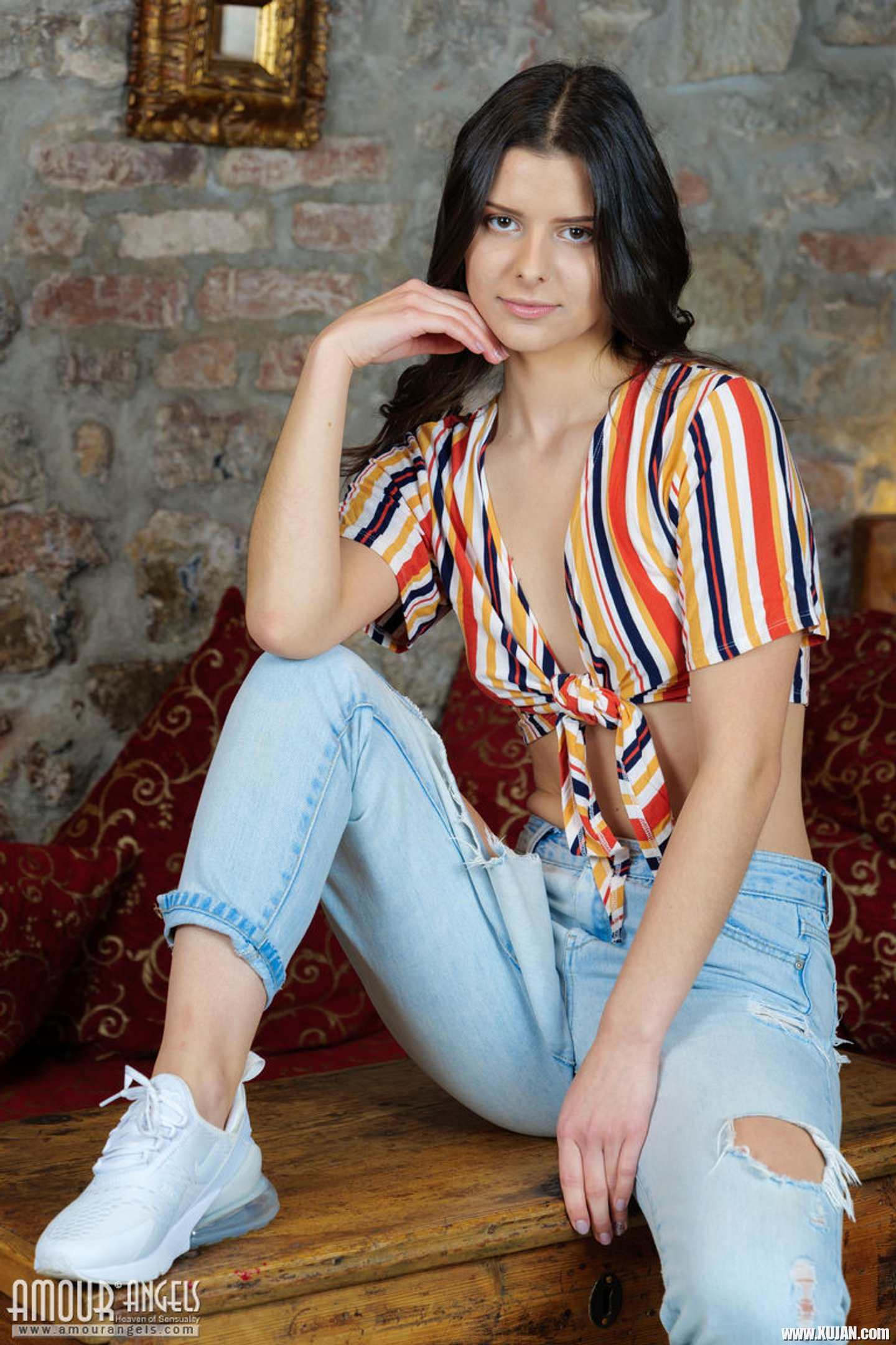 Sexy girl Viola Kat drops down her ripped jeans exposing naked curves - Photo #3303632