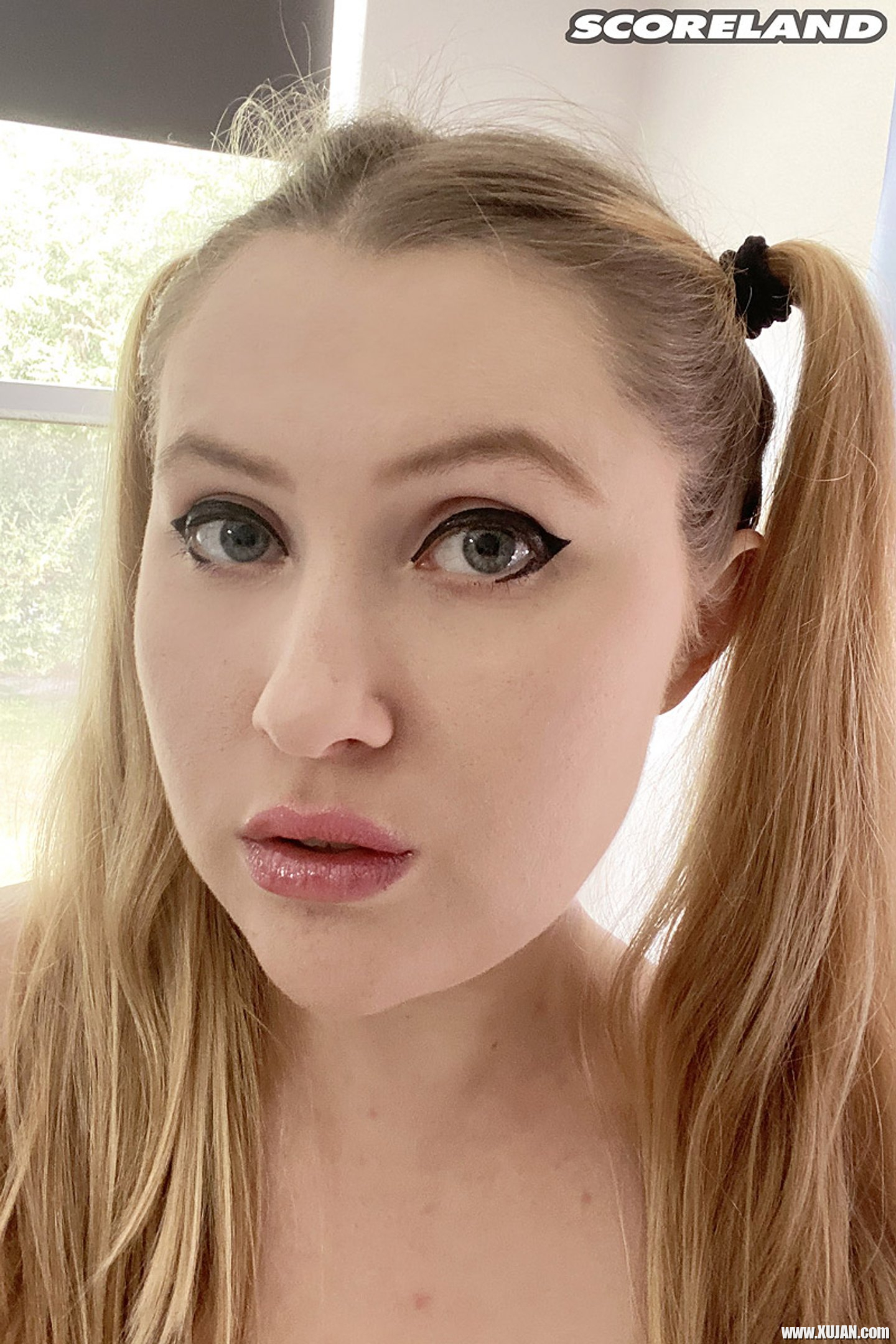 Bodacious girl nextdoor Emma Shay getting off - Photo #3303919