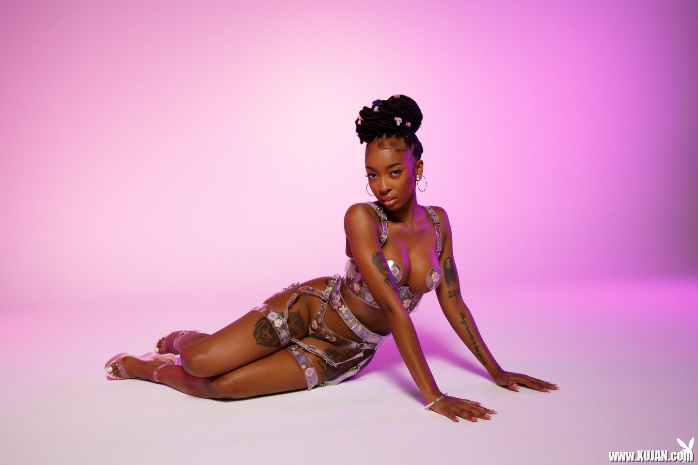 Hot chocolate model SaBrea Phenix strips totally naked - Photo #3304225