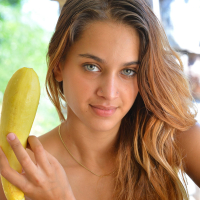 Solo Uma Jolie enjoys pleasuring her shaved twat with a banana