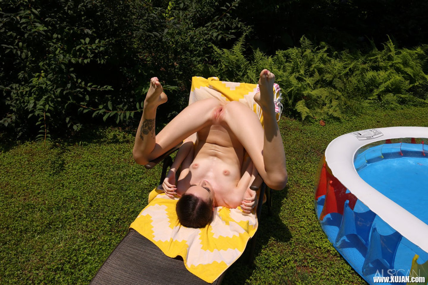 Brooke Johnson wits upside down and peeing on herself - Photo #3305487