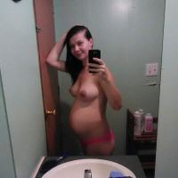 Pregnant chick Amanda Marks taking pictures of her sexy curves