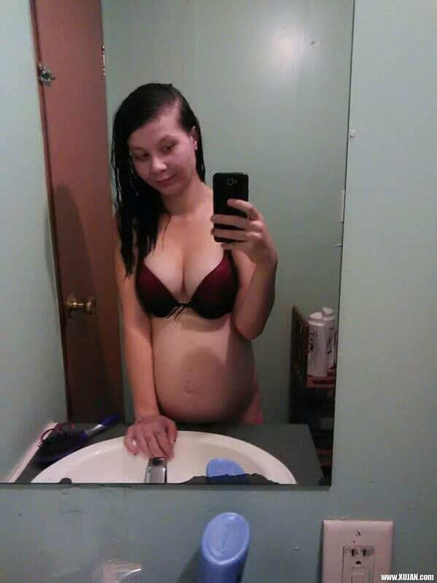 Pregnant chick Amanda Marks taking pictures of her sexy curves - Photo #3308911