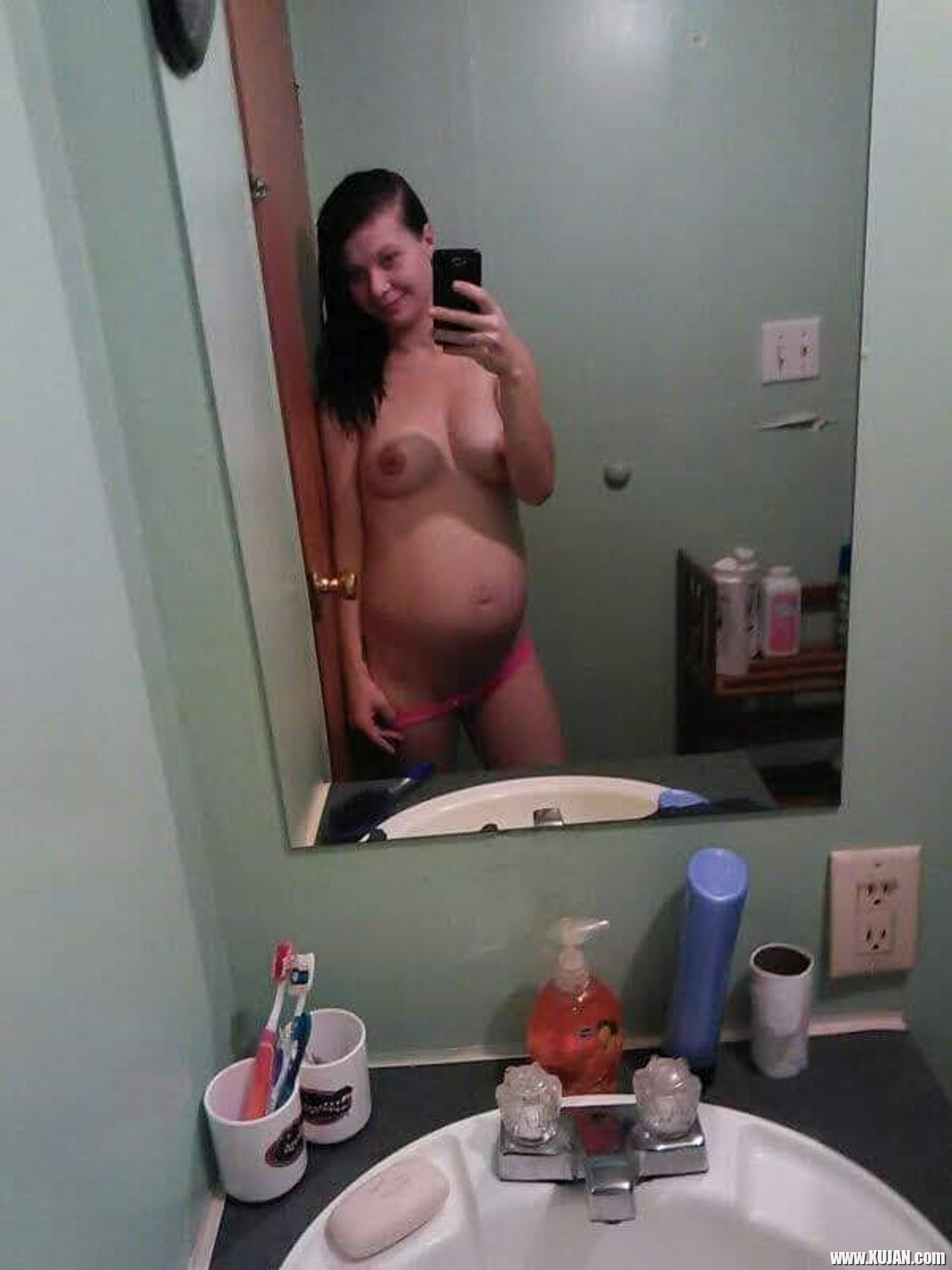 Pregnant chick Amanda Marks taking pictures of her sexy curves - Photo #3308913