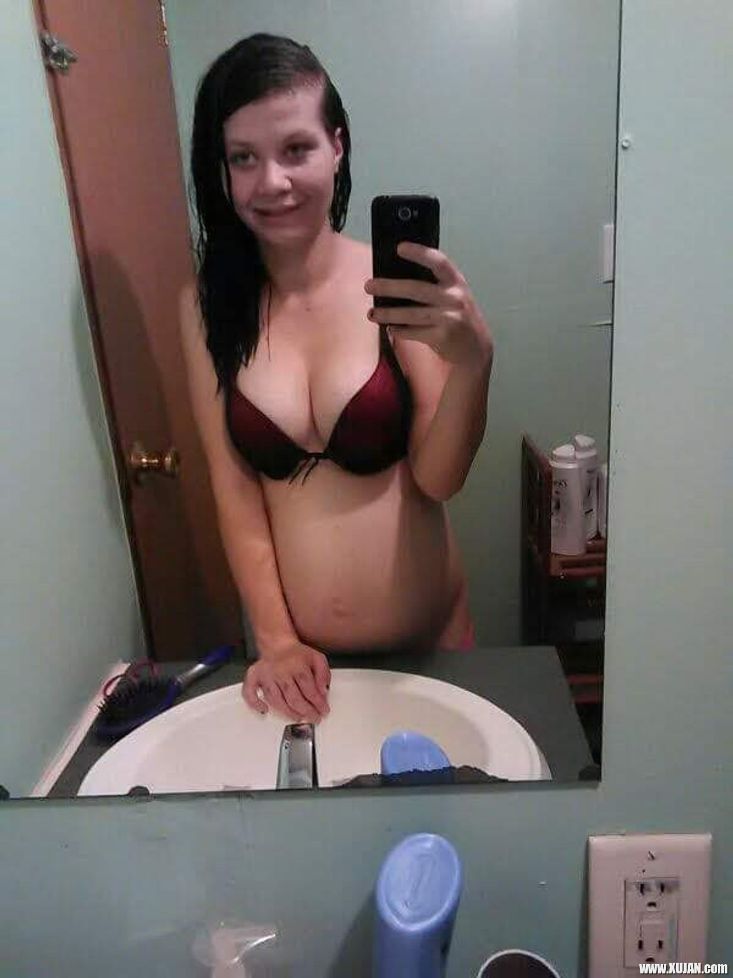 Pregnant chick Amanda Marks taking pictures of her sexy curves - Photo #3308914