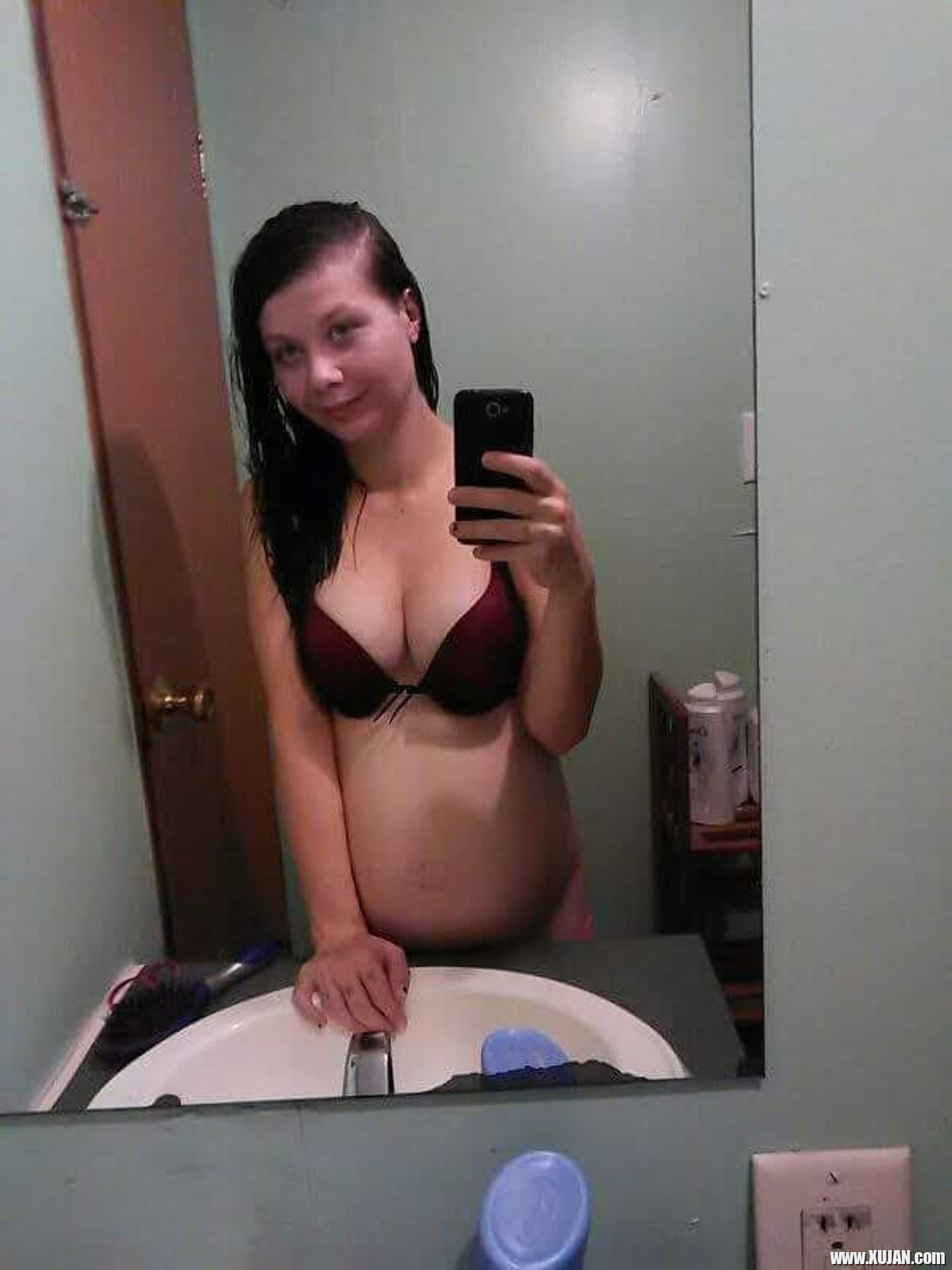 Pregnant chick Amanda Marks taking pictures of her sexy curves - Photo #3308915