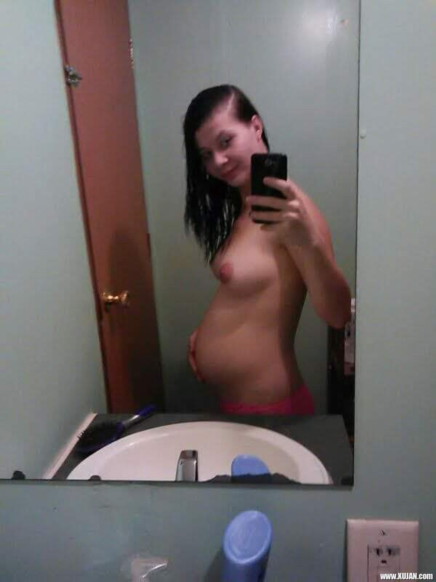 Pregnant chick Amanda Marks taking pictures of her sexy curves - Photo #3308918