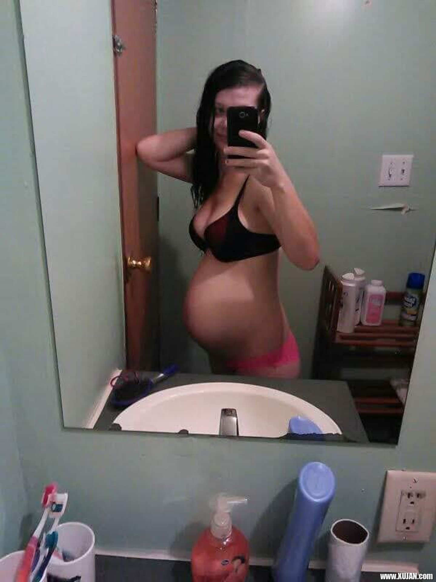 Pregnant chick Amanda Marks taking pictures of her sexy curves - Photo #3308921