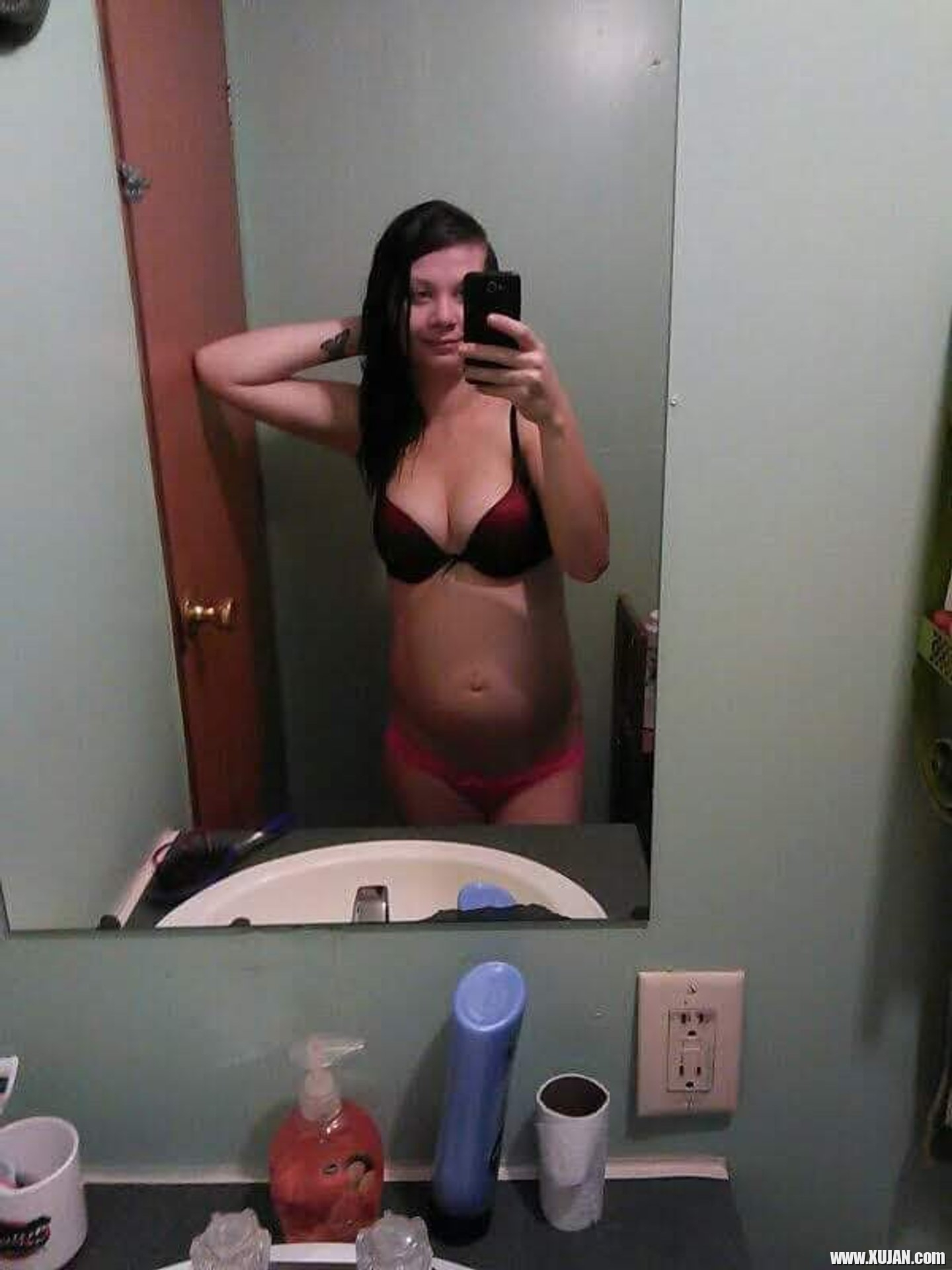Pregnant chick Amanda Marks taking pictures of her sexy curves - Photo #3308922