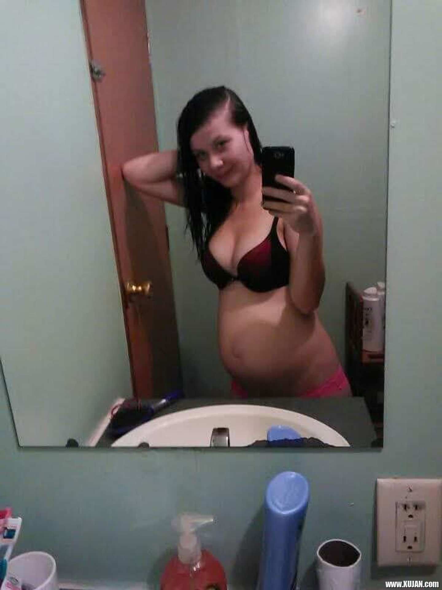 Pregnant chick Amanda Marks taking pictures of her sexy curves - Photo #3308923