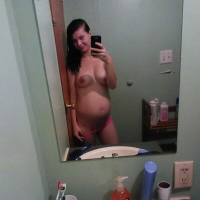 Pregnant chick Amanda Marks taking pictures of her sexy curves