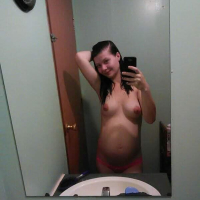 Pregnant chick Amanda Marks taking pictures of her sexy curves