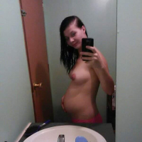 Pregnant chick Amanda Marks taking pictures of her sexy curves