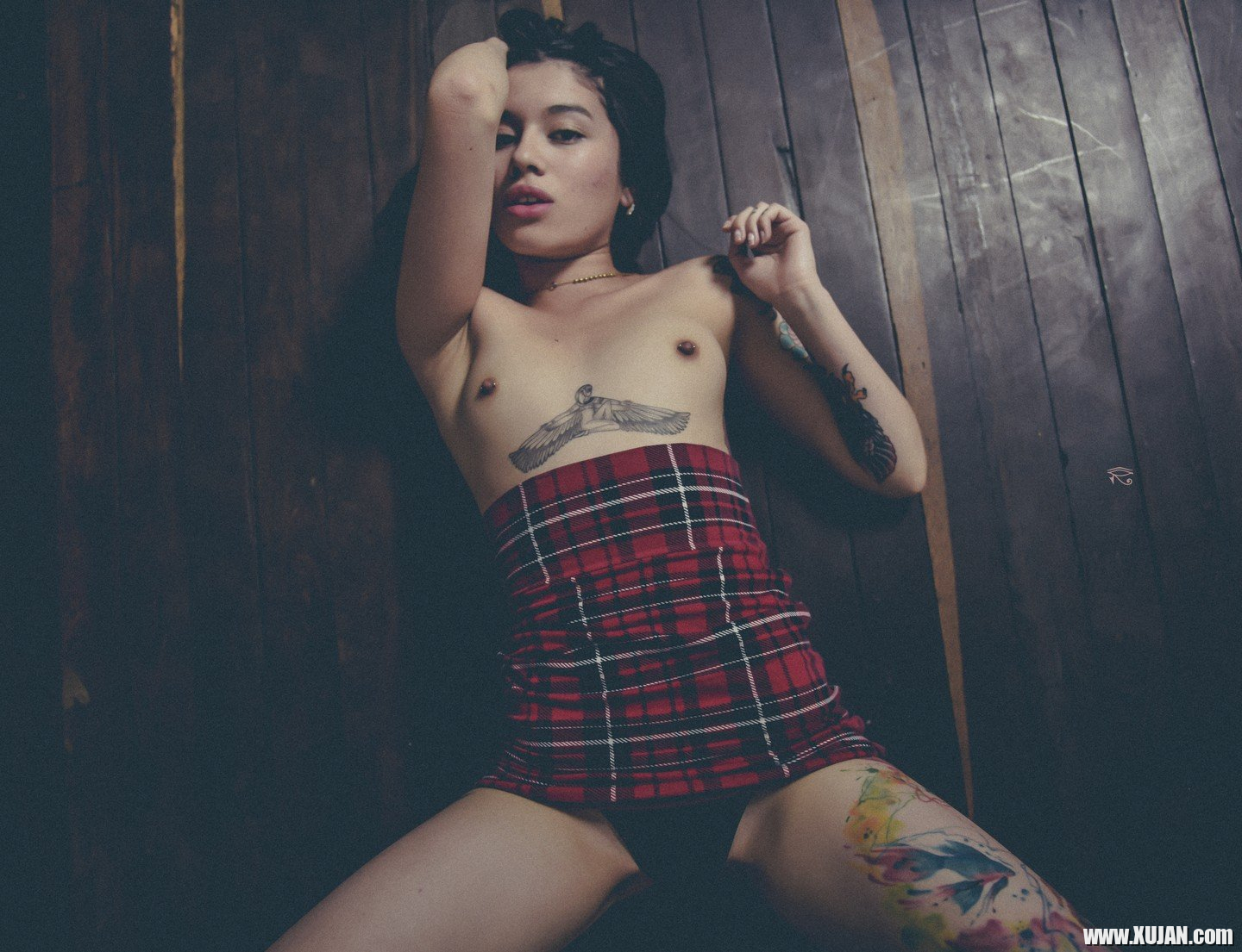 Tattooed babe Jessica Alvarez unveils her tits while posing - Photo #3313171
