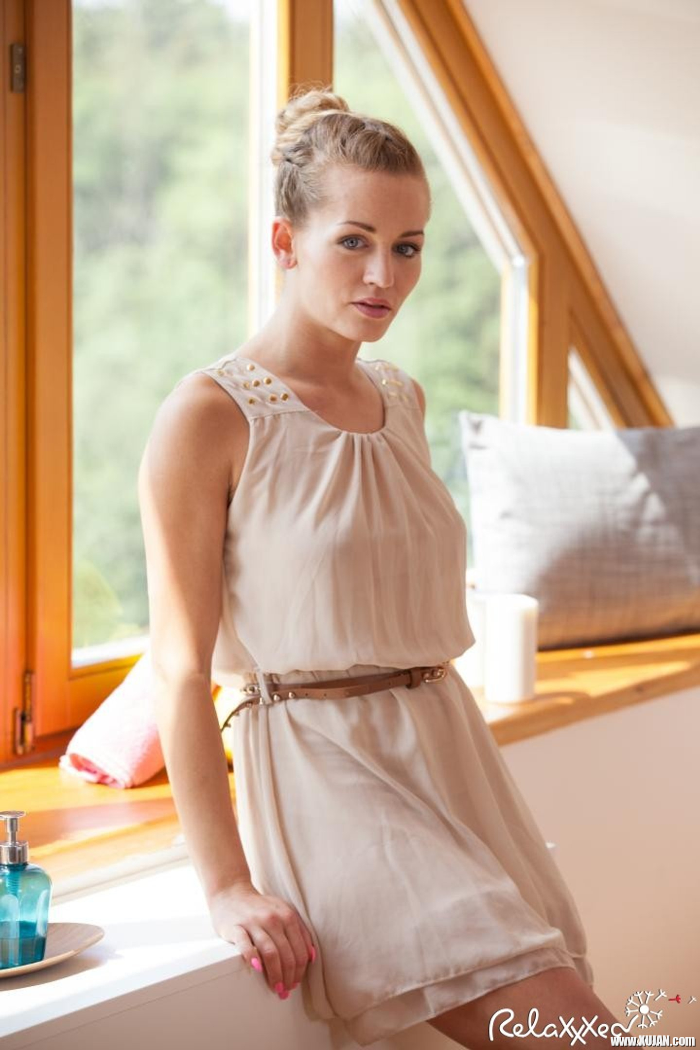 Adele Sunshine receives Massage before trying Dick - Photo #3313442