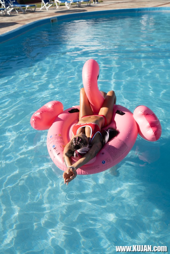 Monika Foqsy karmir bikiniov loghum e vardaguyn flamingoyov - Photo #3315663